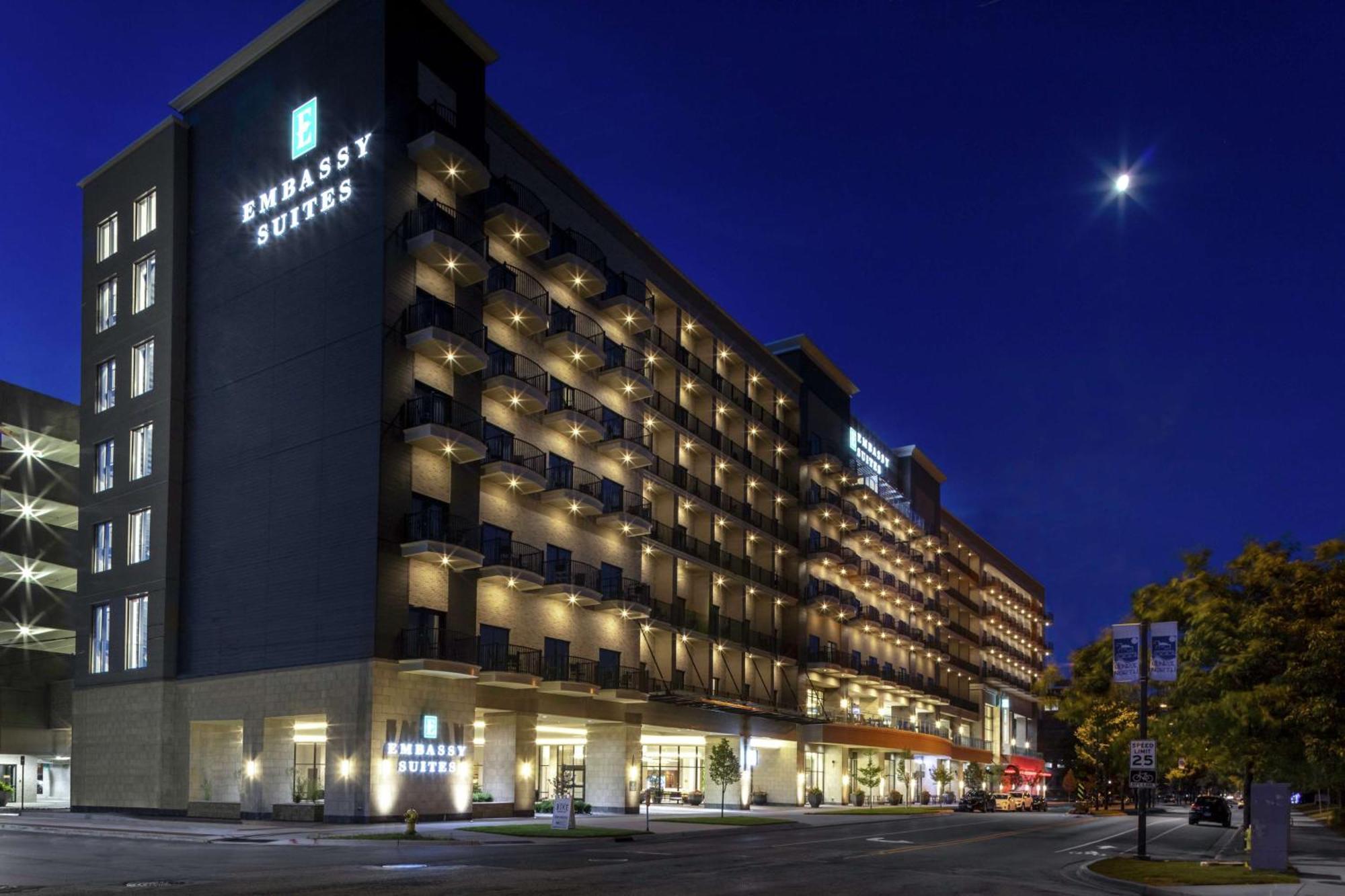 Embassy Suites By Hilton Grand Rapids Downtown Exterior photo